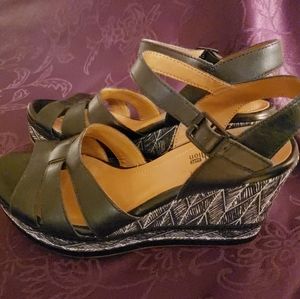 Clark's EUC black wedges